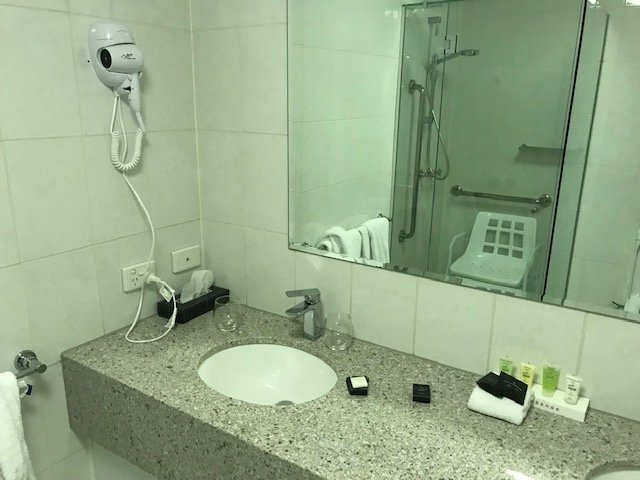 Kimberley Gardens Hotel & Serviced Apartments-浴室