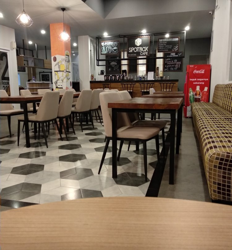 Front One Hotel Airport Solo主图