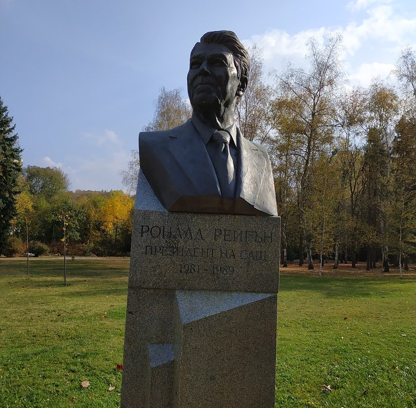 Sculpture Ronald Reagan景点图片