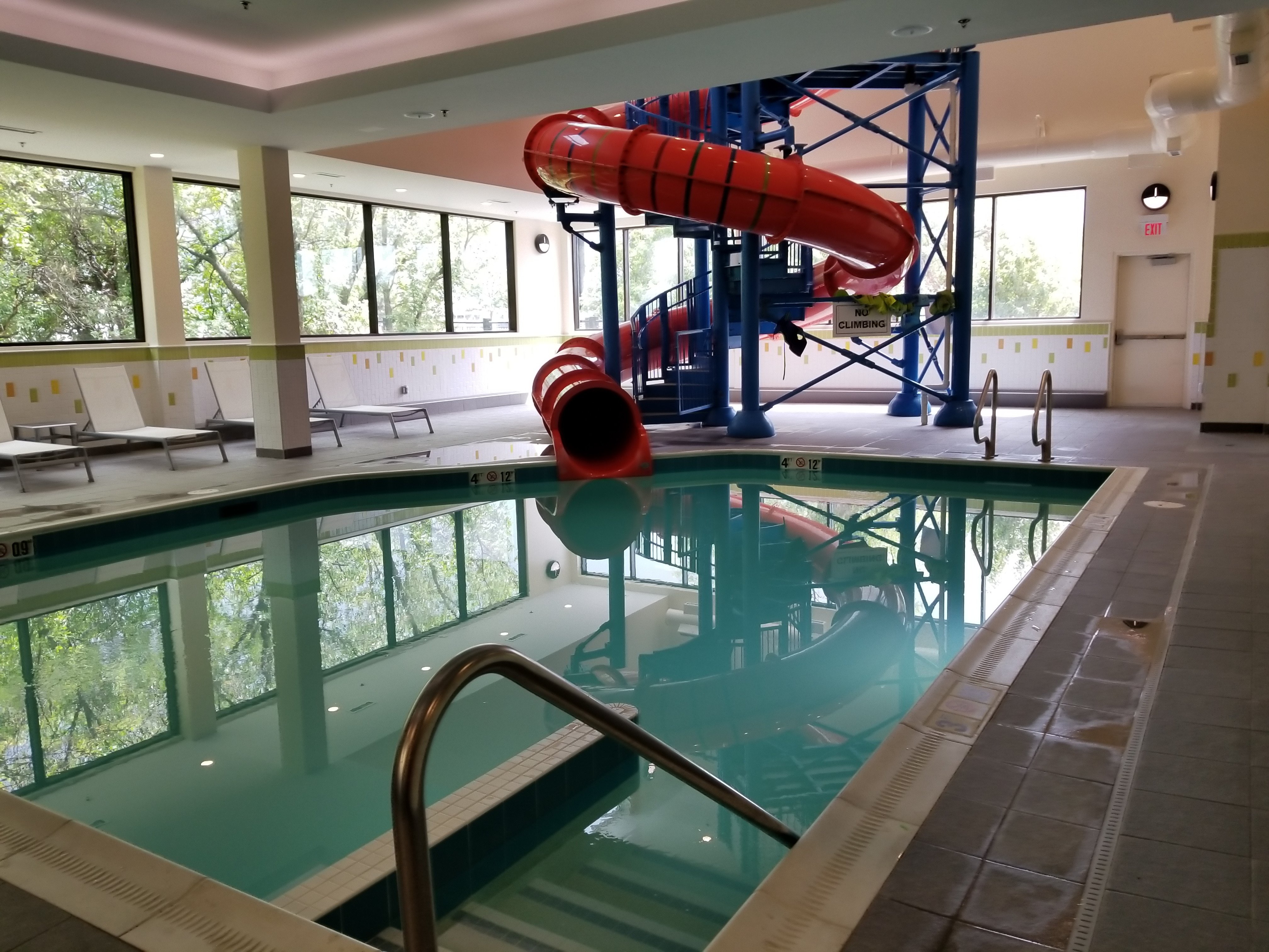 Fairfield Inn & Suites Edmonton North-泳池