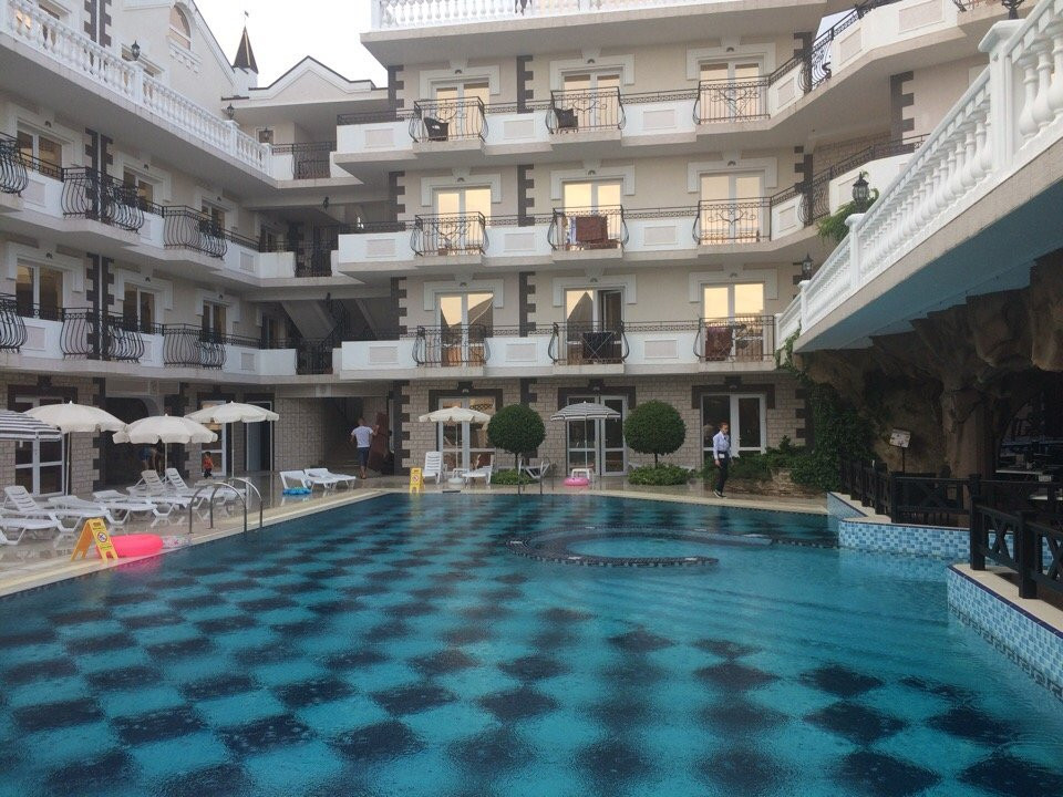Camelot Hotel主图