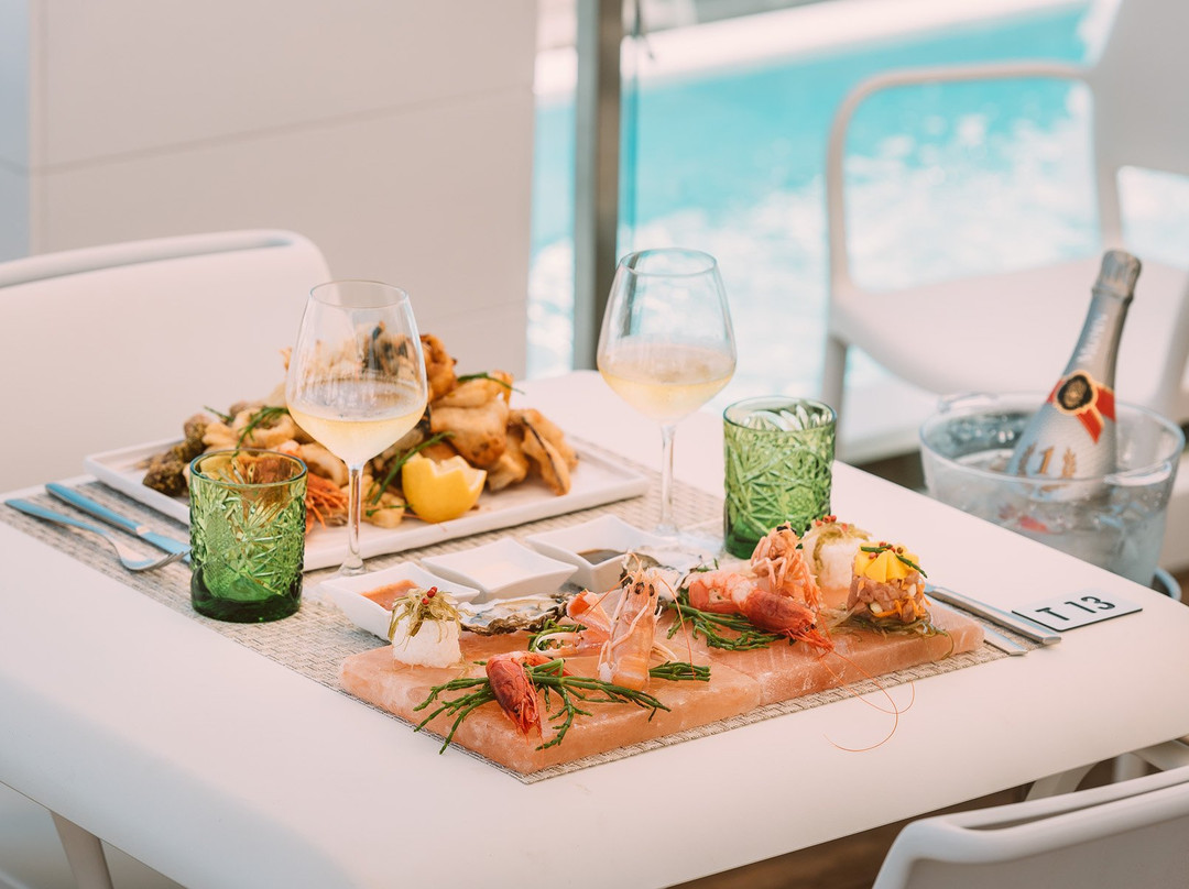 Jinny Beach Restaurant & Bar