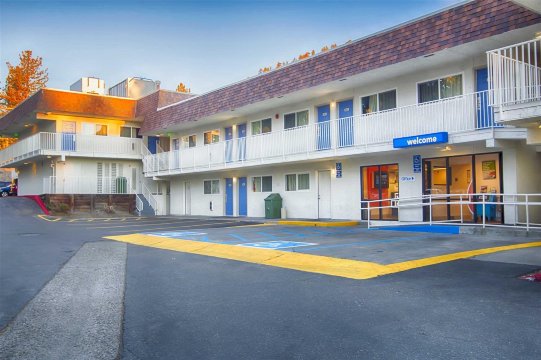 马默斯莱克斯6号汽车旅馆-官方
