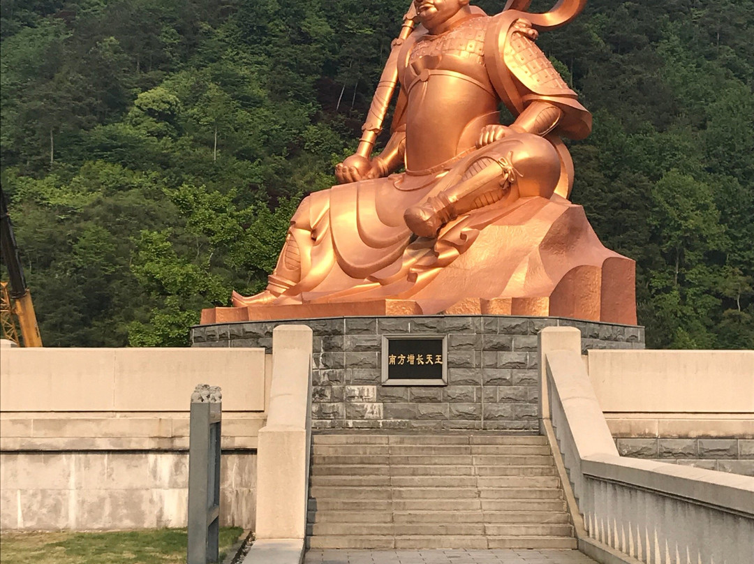 露天弥勒景点图片