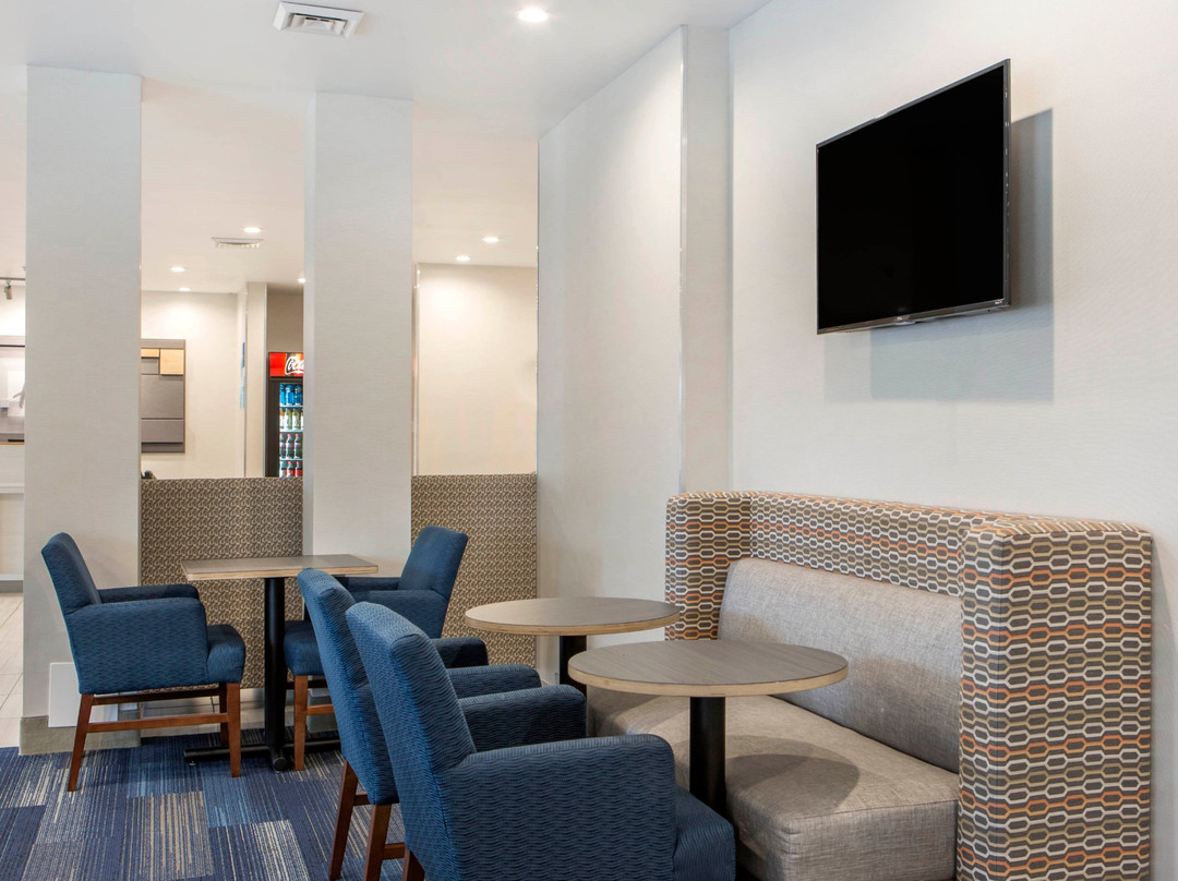 Holiday Inn Express & Suites Chicago West - St Charles By IHG主图
