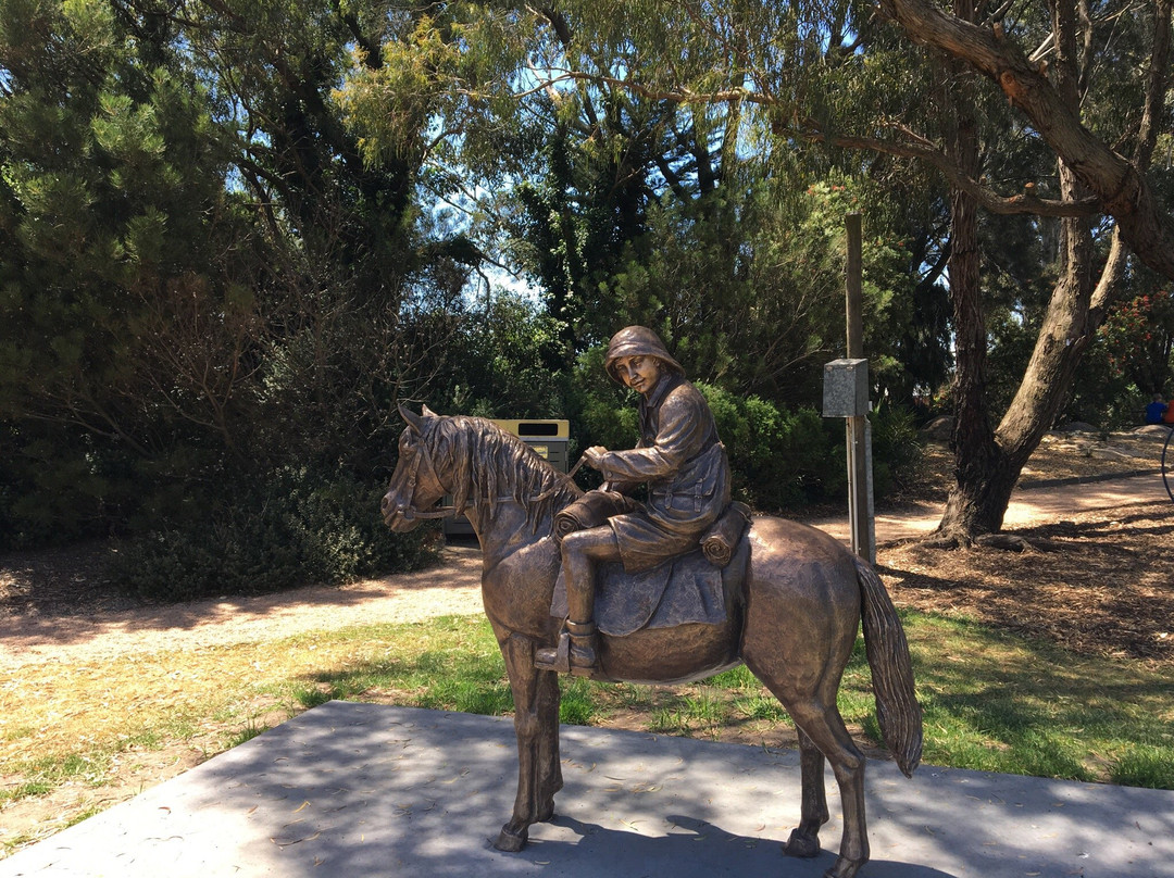 Lennie Gwyther Statue-Leongatha必去景点