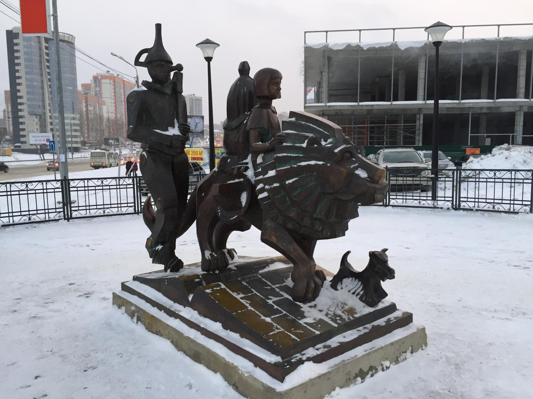 Monument to Brave Travelers: Ellie and her Friends-托木斯克必去景点