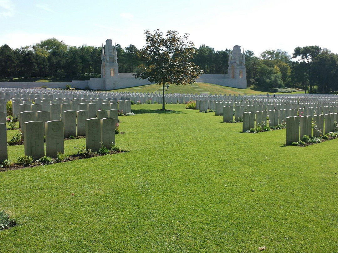 Etaples Military Cemetery景点图片