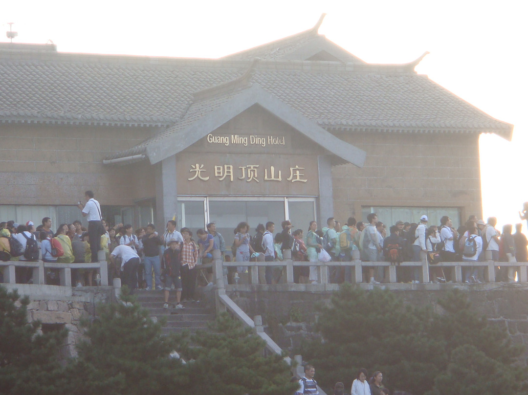 光明顶山庄主图