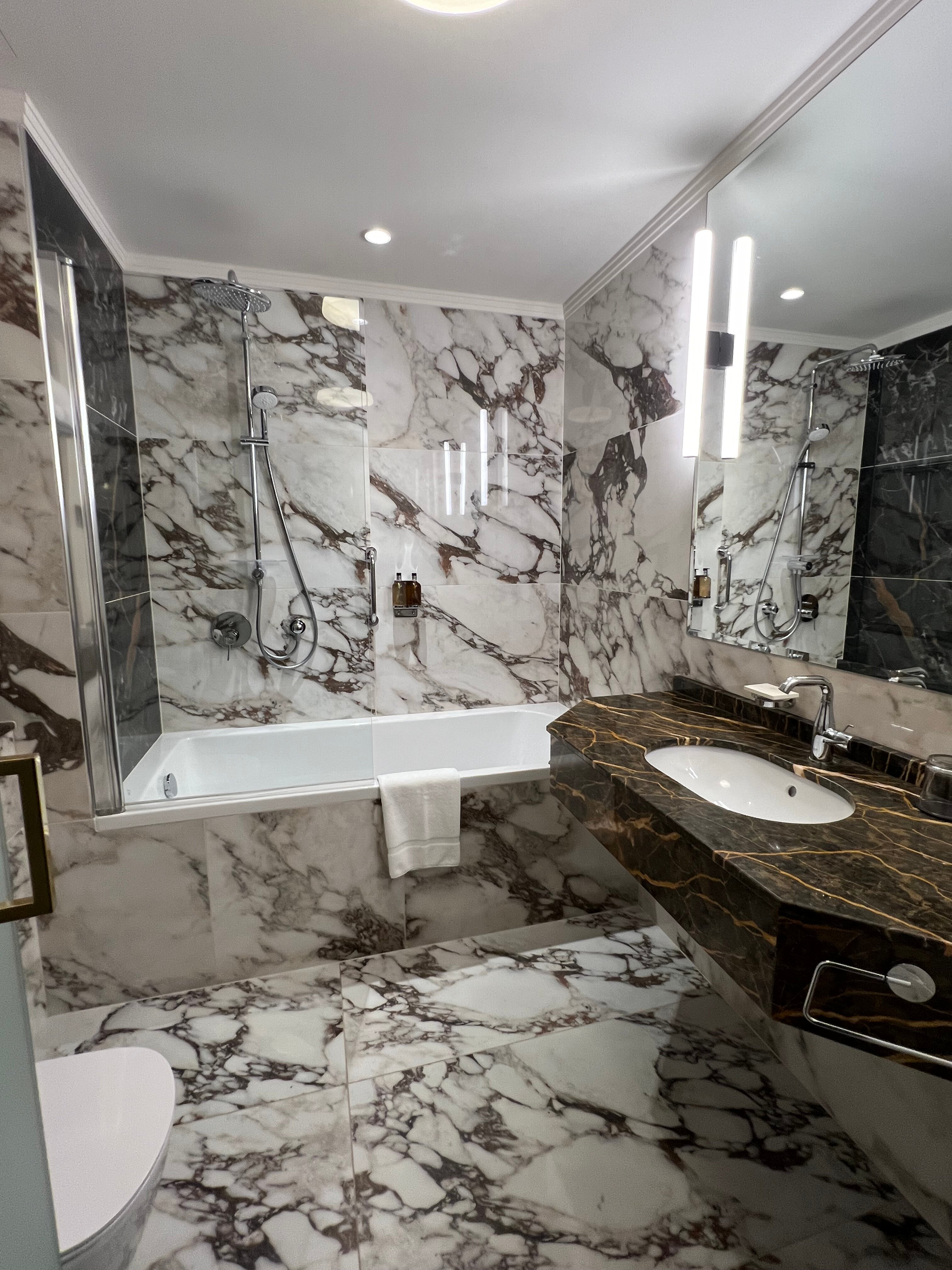 Allure Hotel Prague-浴室