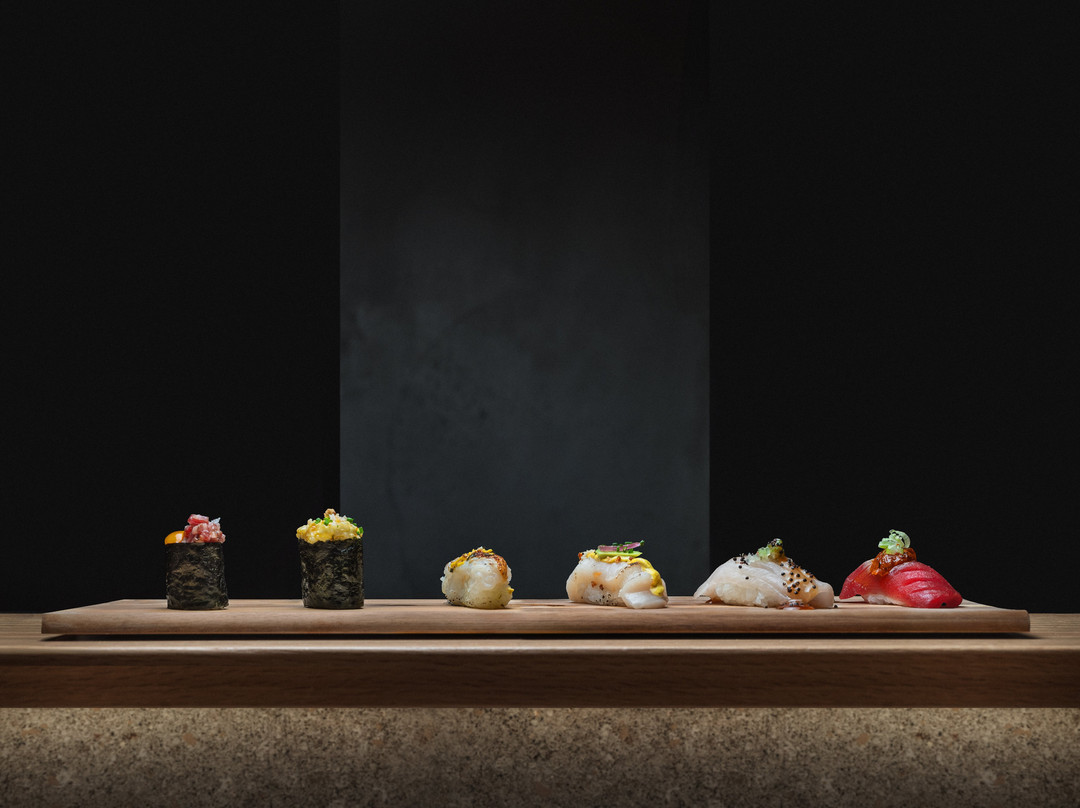 Akiro Hand Roll Bar