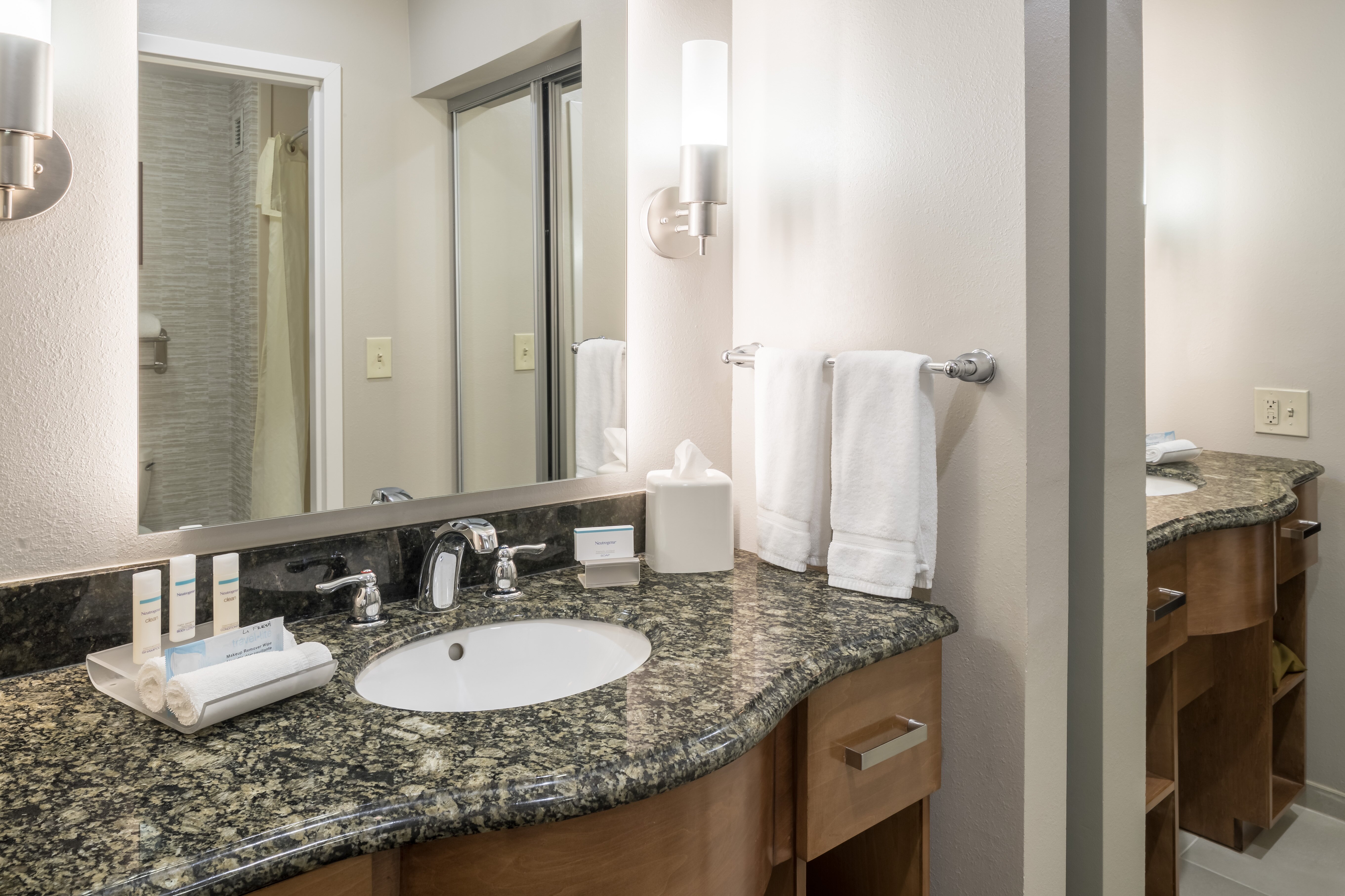 Homewood Suites By Hilton Cedar Rapids North-浴室