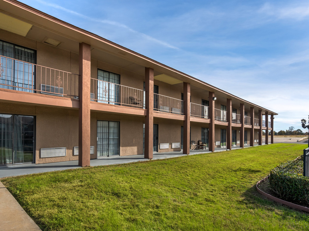 Red Roof Inn & Suites Sulphur Springs
