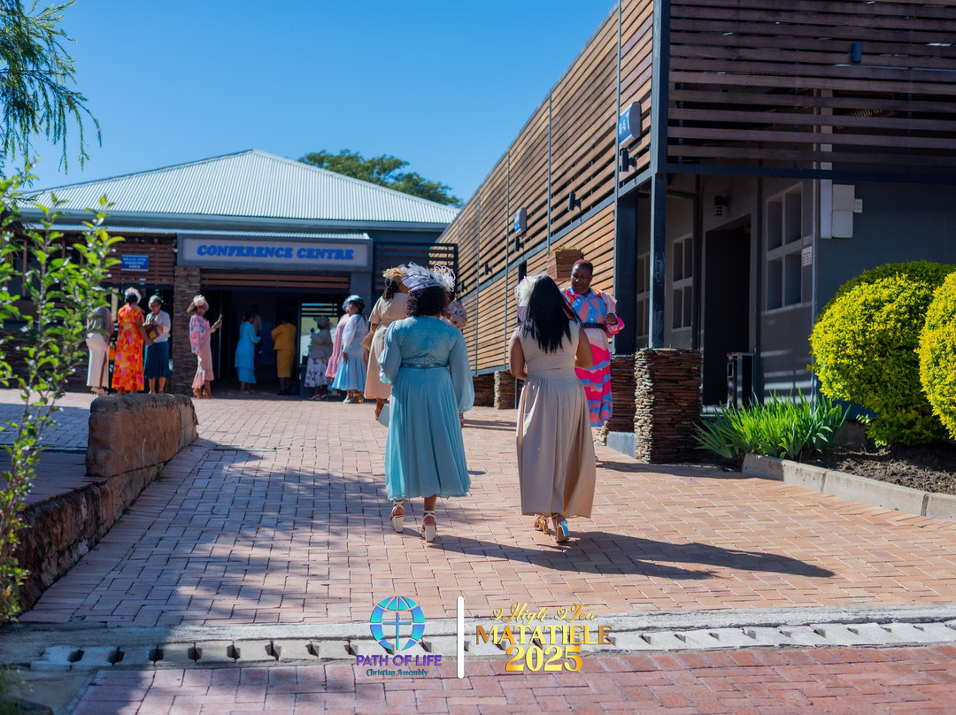 The Royal Courtyard主图