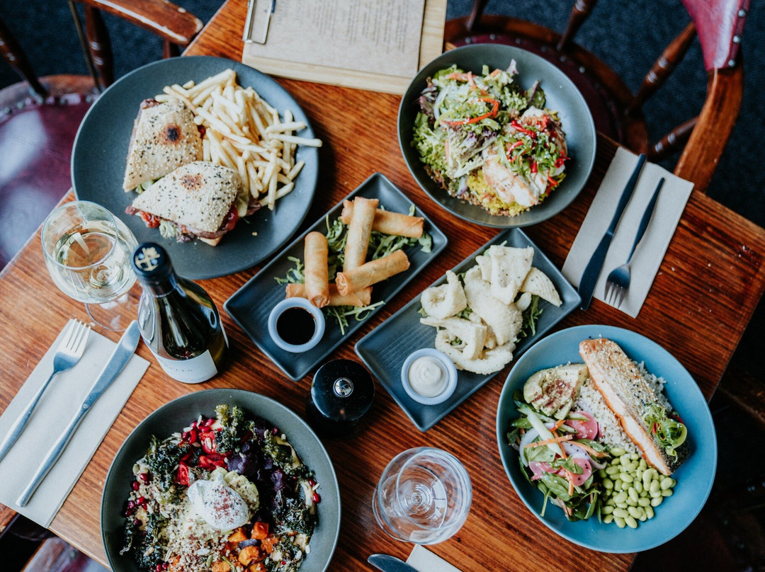 Falls Creek Hotel主图