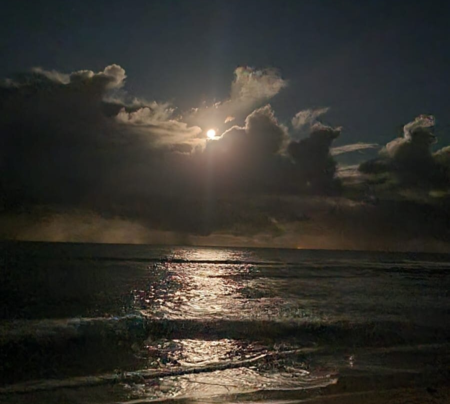 蓝礁湖海滩度假酒店主图