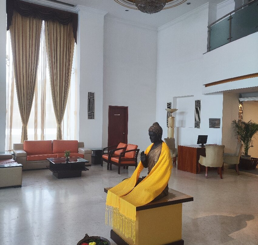 Royal Sarovar Portico主图