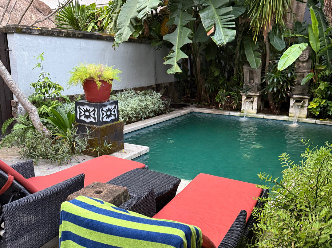 速达马拉套房和圣吉吉别墅酒店主图