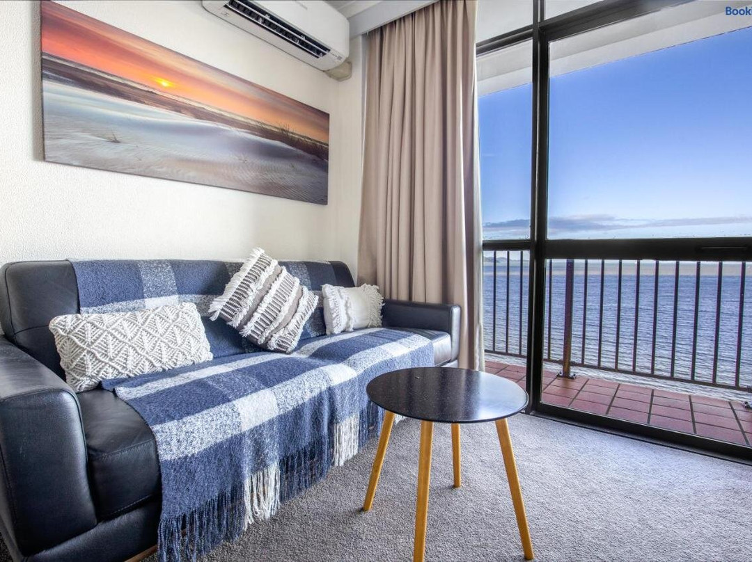 Ocean View Studios 75 the Strand, Free Fast Wifi/Foxtel
