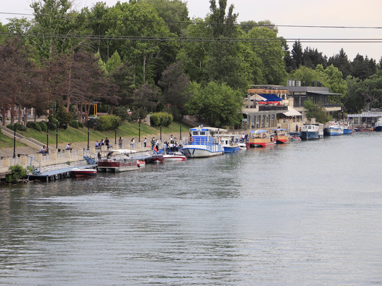Kür çayı üzərində gəmi gəzintisi