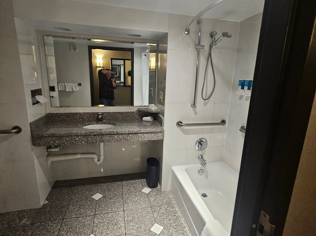 路易斯维尔德鲁里套房酒店主图