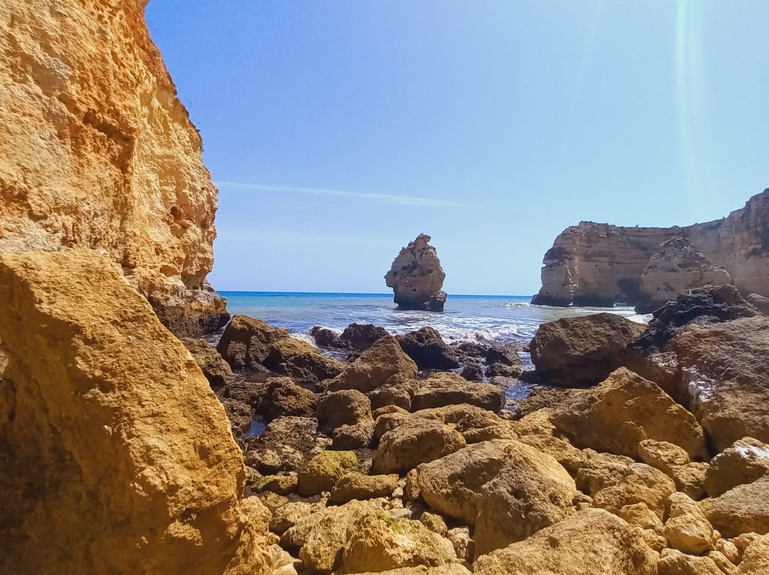 Praia da Marinha-Caramujeira必去景点
