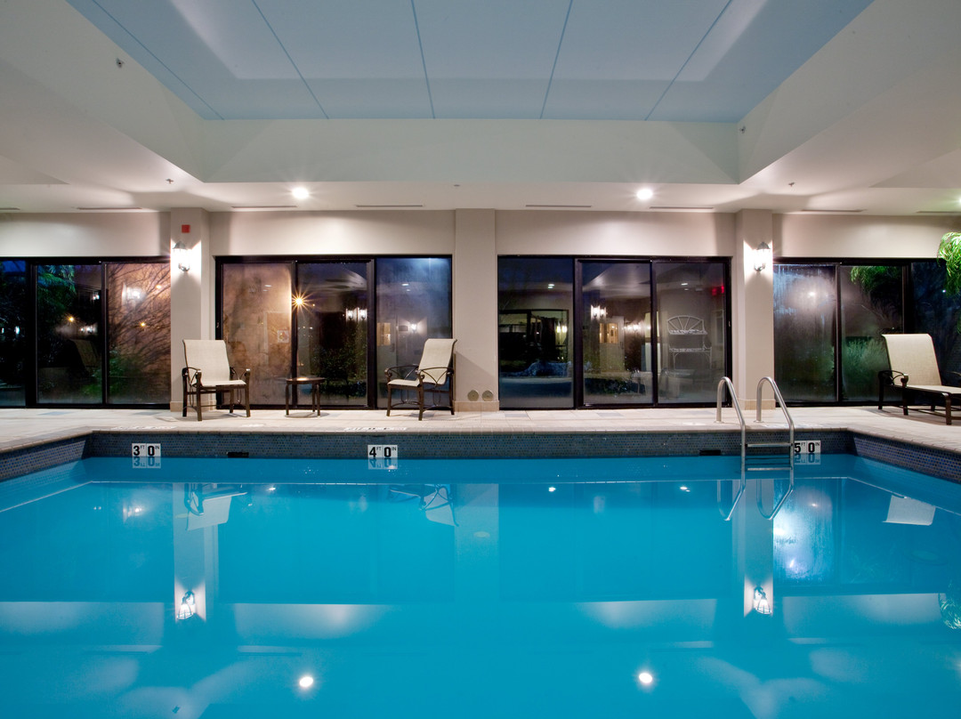 纽波特纽斯假日酒店及套房