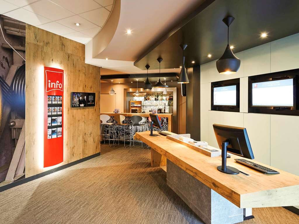 宜必思南锡火车站会议中心酒店主图