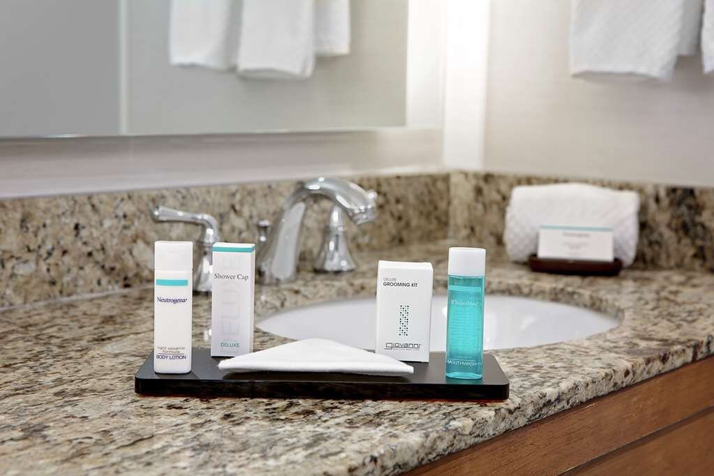 波士顿玛律伯勒大使馆套房酒店主图