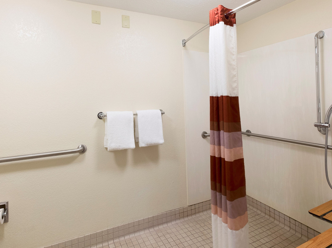 Red Roof PLUS+ Pittsburgh South Airport主图