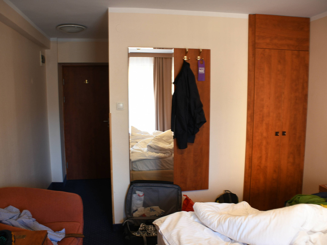 Gold Hotel主图