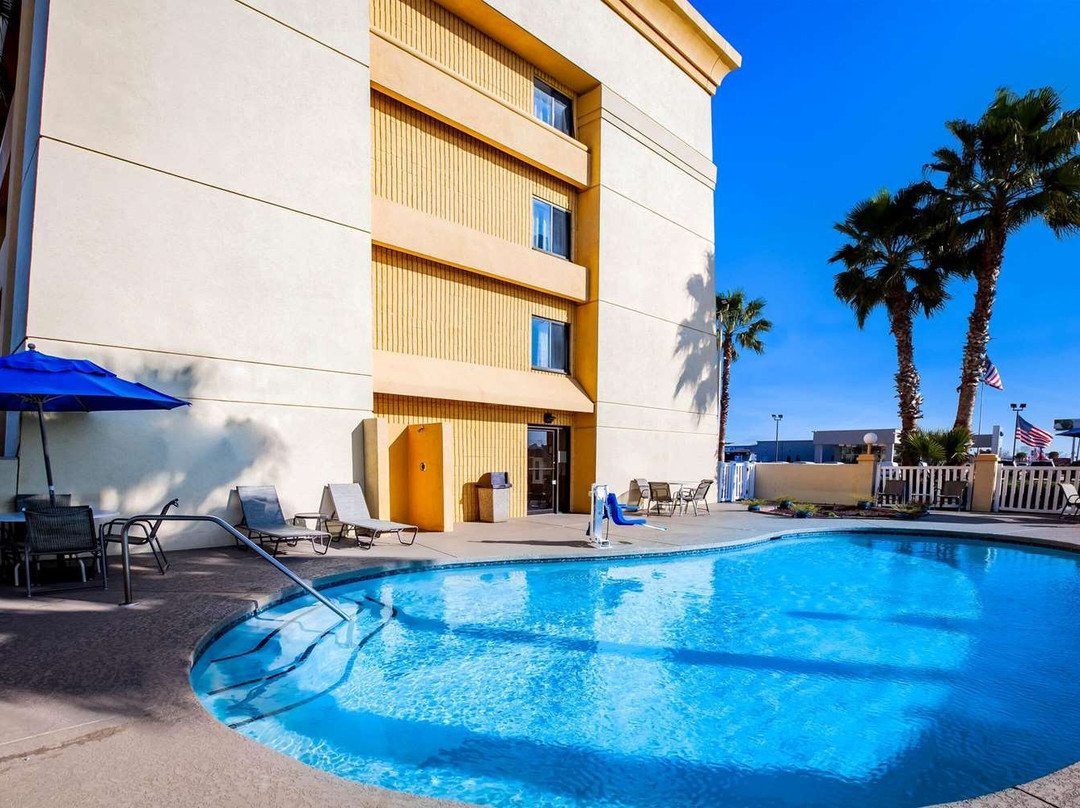 La Quinta Inn & Suites by Wyndham Houston Baytown East主图