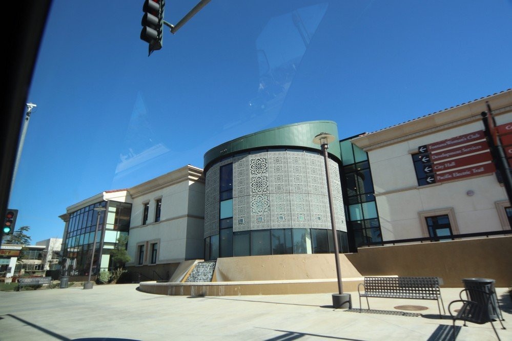 Fontana Lewis Library & Technology景点图片