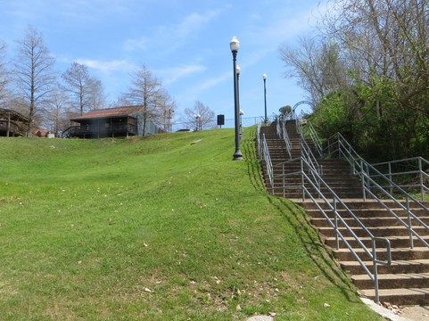 June Hill Pape Riverwalk-巴斯特罗普必去景点