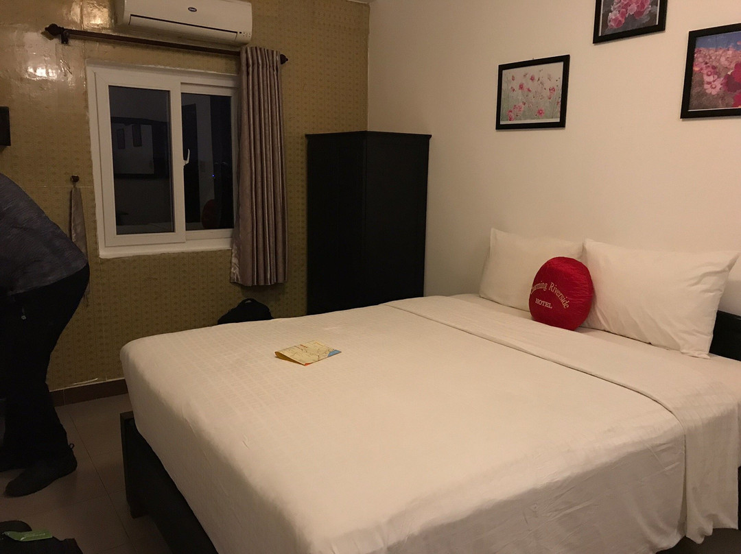 Charming Riverside Hotel主图