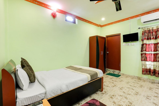 SPOT ON 545 Ghatal Hotel主图