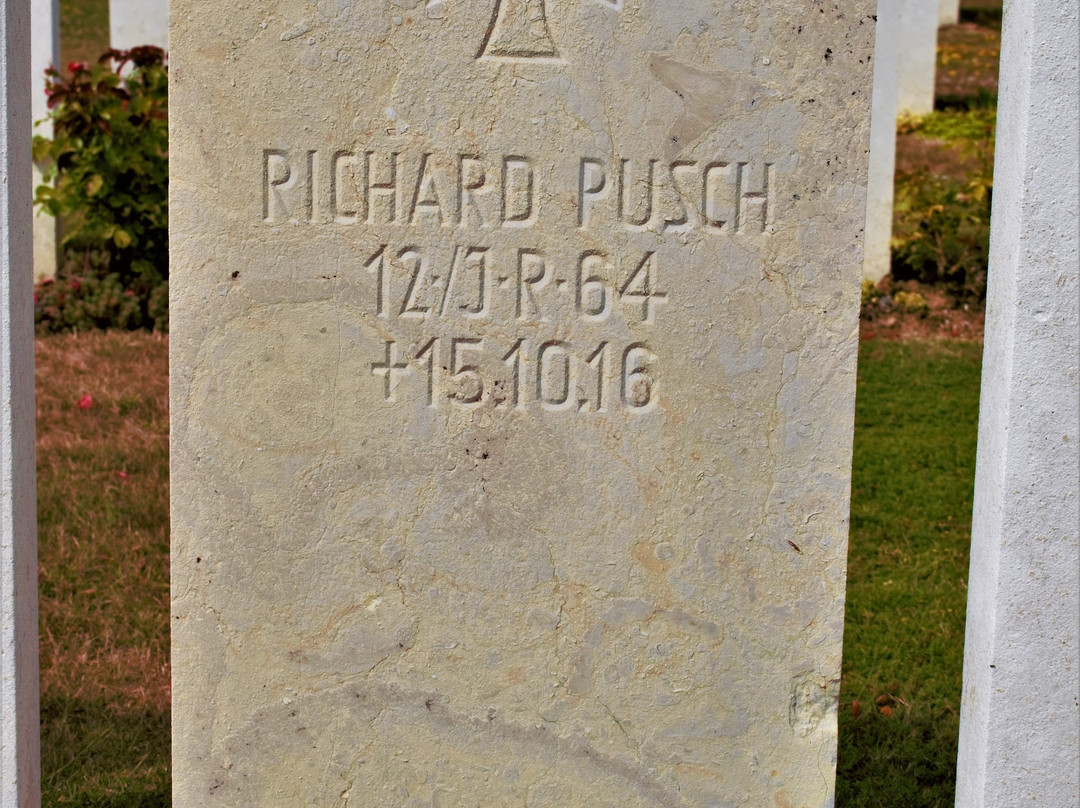 Longueval Road Cemetery景点图片