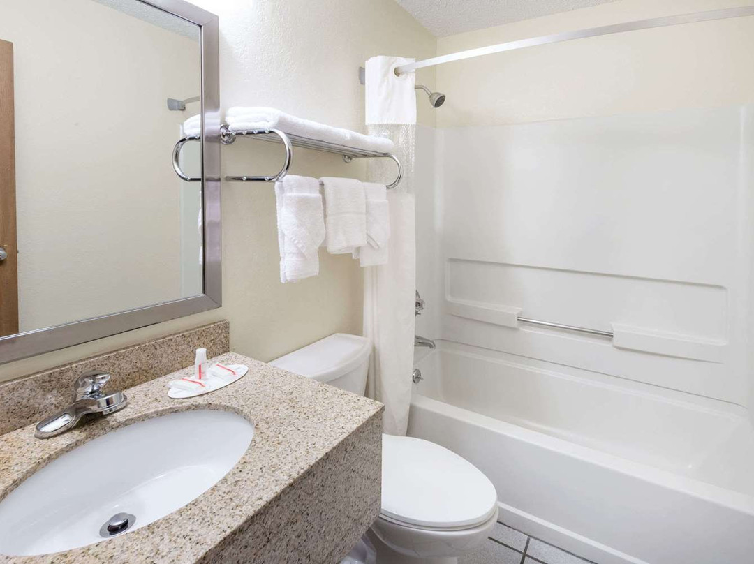 Super 8 by Wyndham Franklin/Middletown Area主图