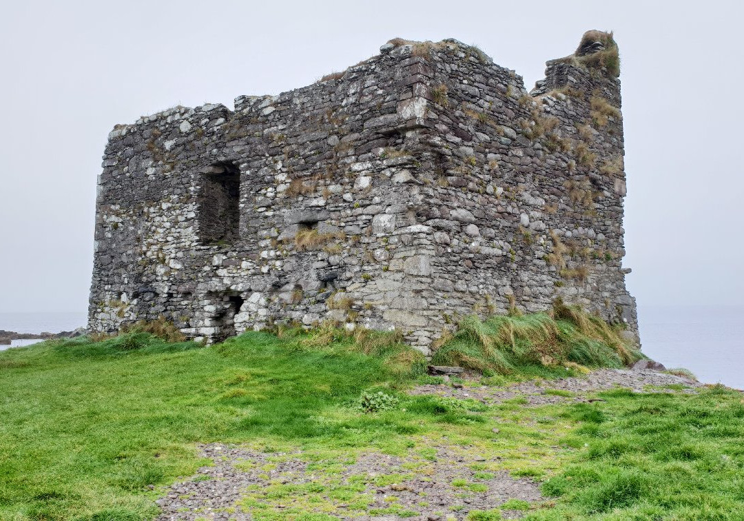 McCarthy Mór Tower House - Ballinskellig Castle景点图片