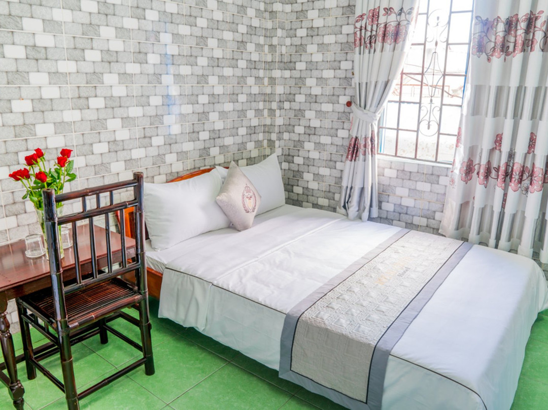 Royal Crest Hotel主图