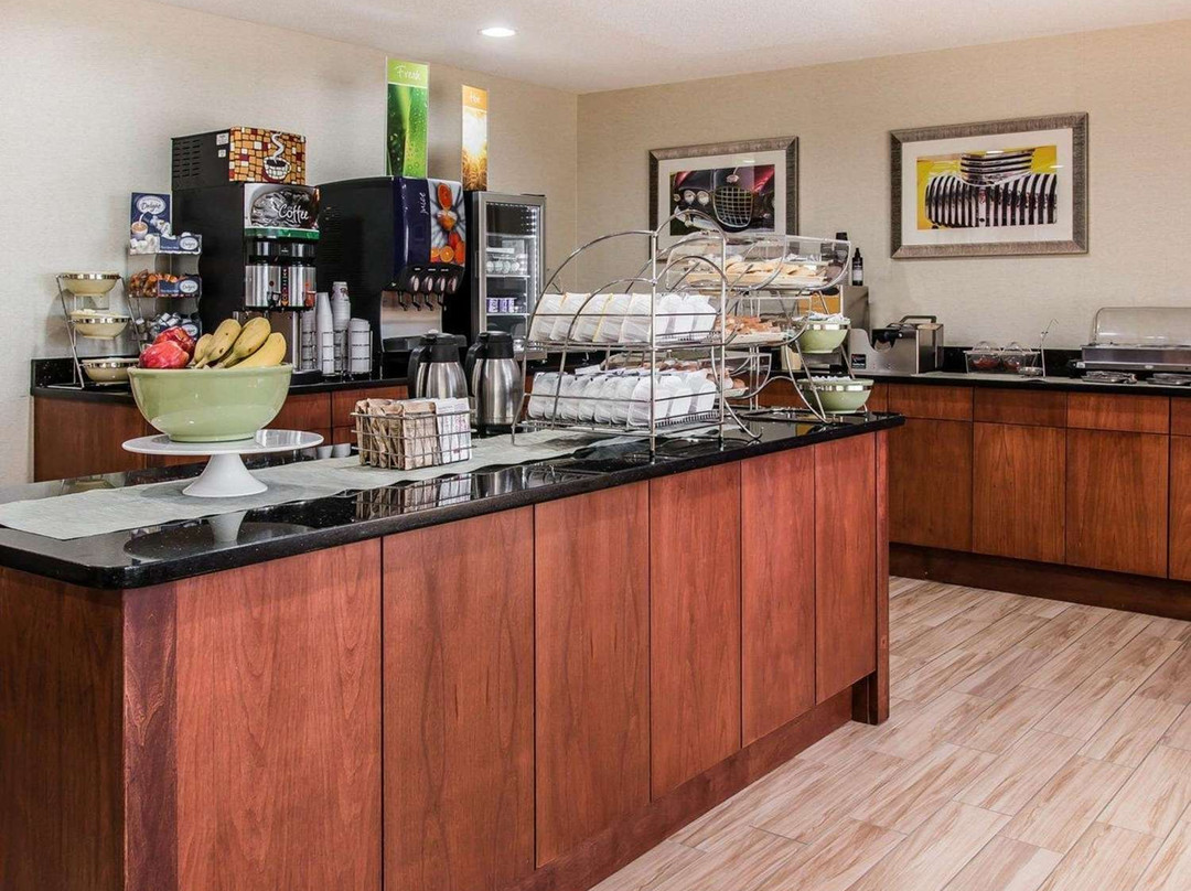 Quality Inn & Suites Warren - Detroit主图