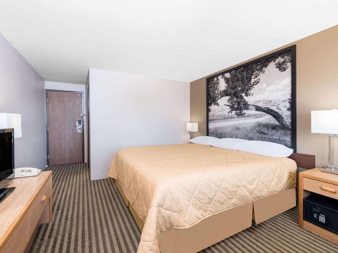 鲍曼速8酒店主图