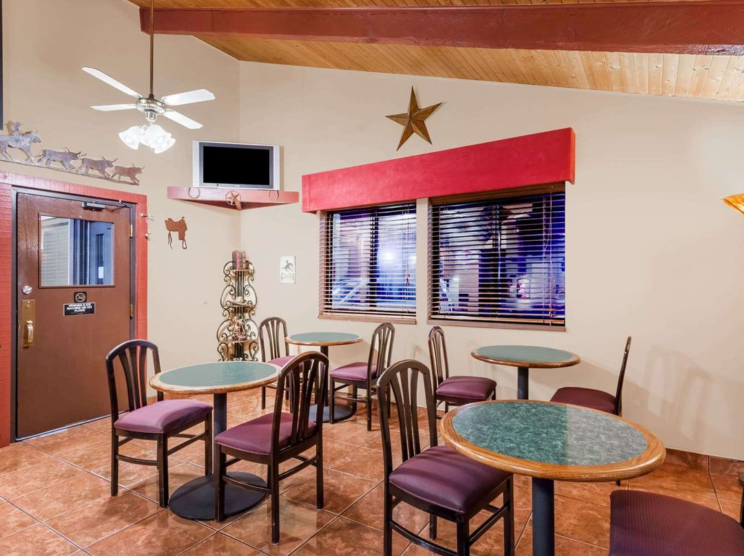 Super 8 by Wyndham Dodge City主图