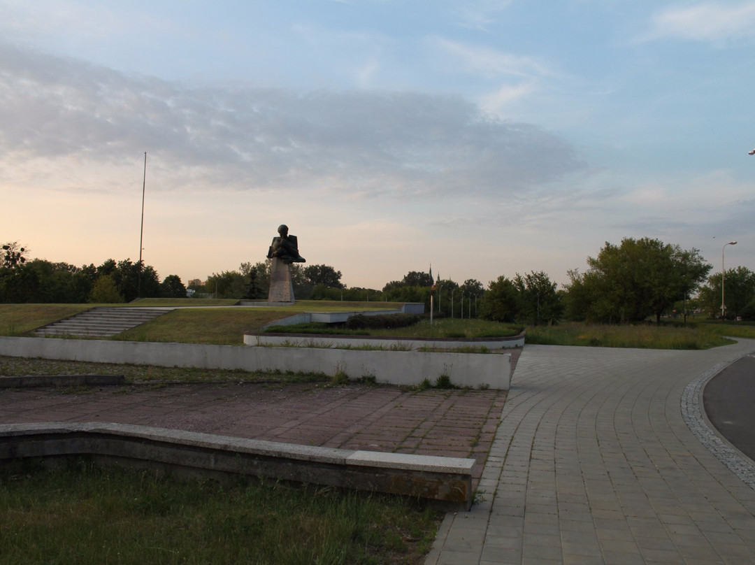 'Maternity' monument景点图片