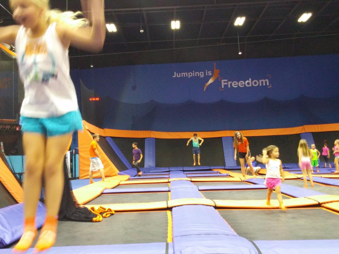 Sky Zone Trampoline Park-锡达拉皮兹必去景点