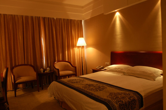 颐君酒店(洛阳高铁龙门站八里堂地铁站店)主图