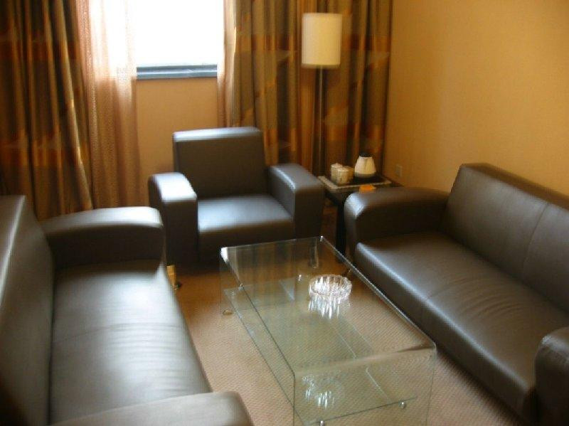 九久假日酒店主图