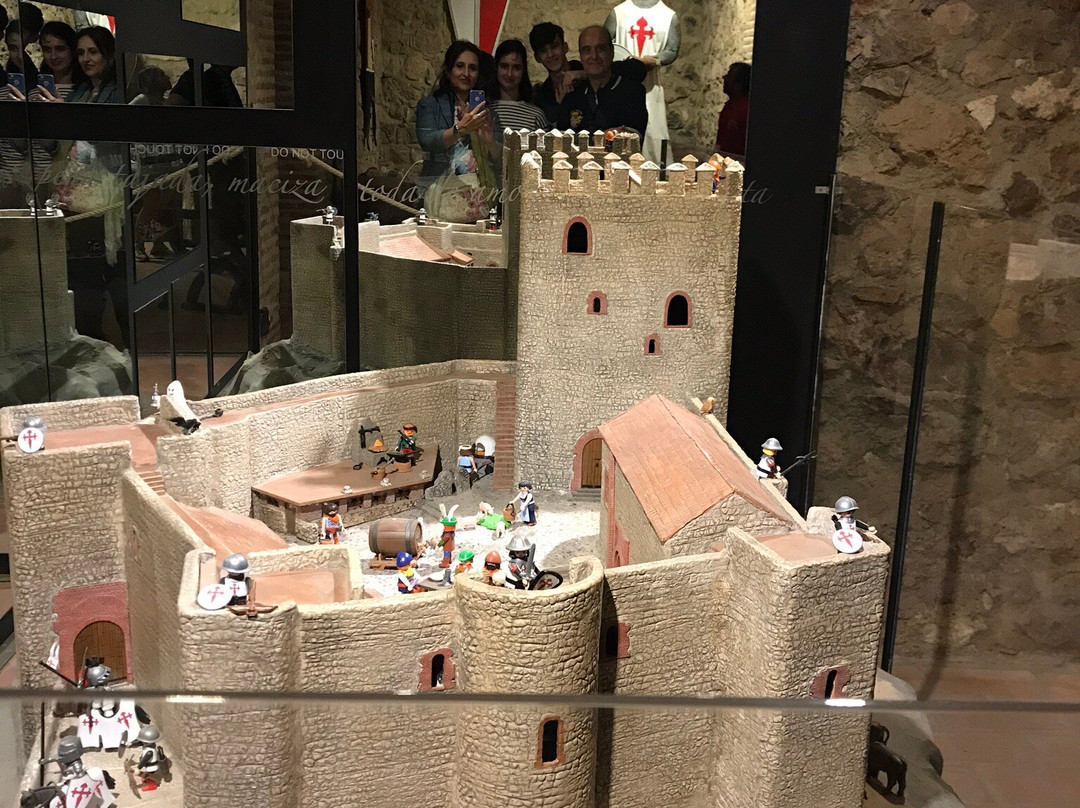 Castillo de Segura de La Sierra景点图片