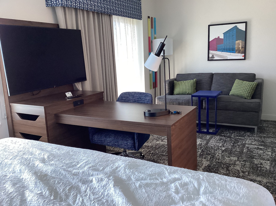 罗切斯特市中心的欢朋客房和套房主图