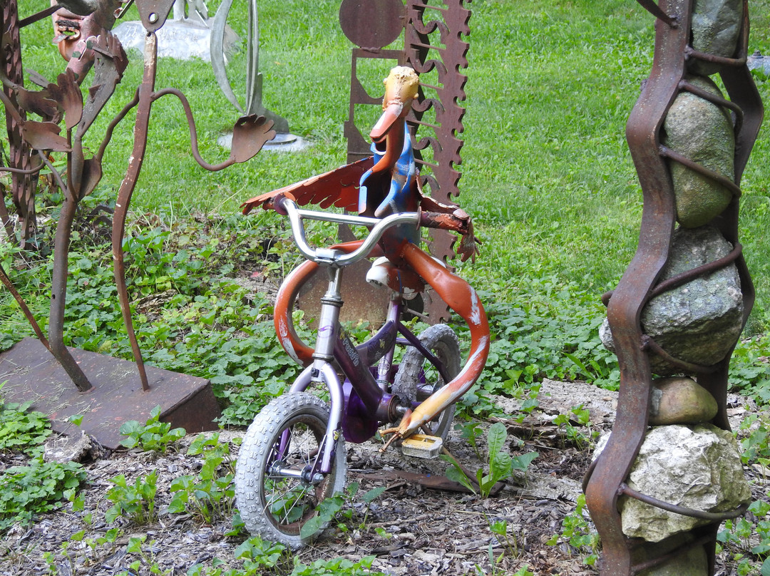 Paul Bobrowitz Spectacular Sculpture-Colgate必去景点